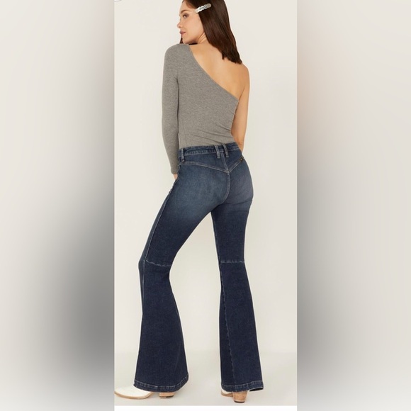 Wrangler Retro Medium Wash Hi-Rise Flare Patch Pocket Victoria Jeans size 28x34‎ - Picture 3 of 7